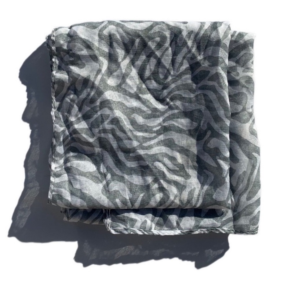 Lightweight scarf OS grey and white soft woven fabric light scrunched scarf